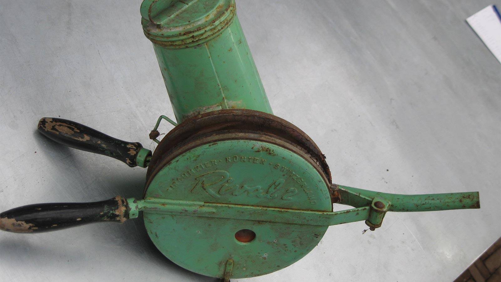 Gereedschappen ten behoeve van de bloemen en plantenteelt, dit is een zwavelverstuiver.